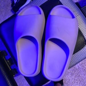 Yeezy slides “pure”
